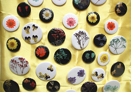 厂家供应马口铁胸章 干花胸章 个性时尚马口铁徽章批发产品图