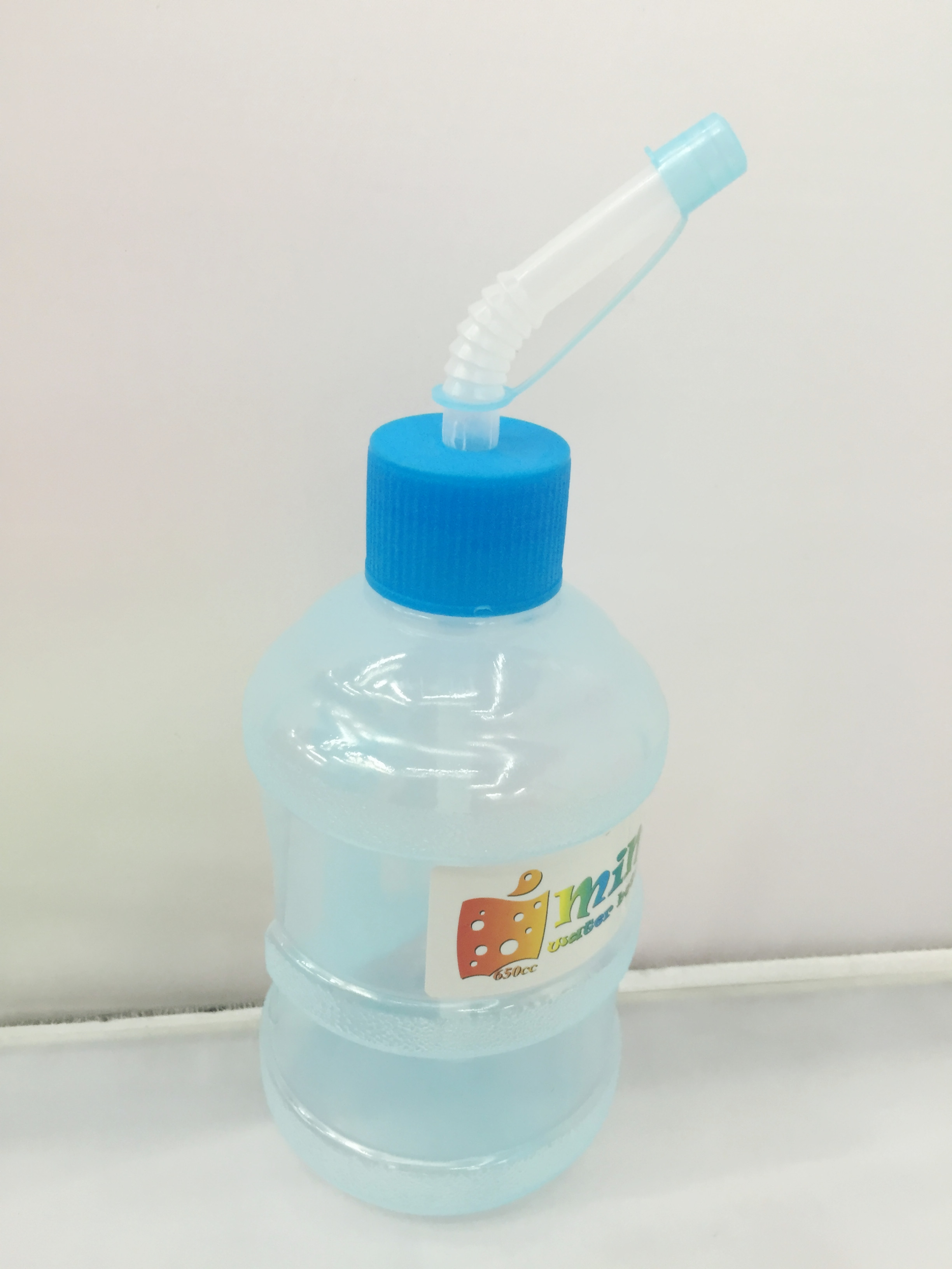 Factory direct sales of plastic water-absorbing cups, drinking cups, large-capacity water-absorbing cups 359-004 Application Scenario