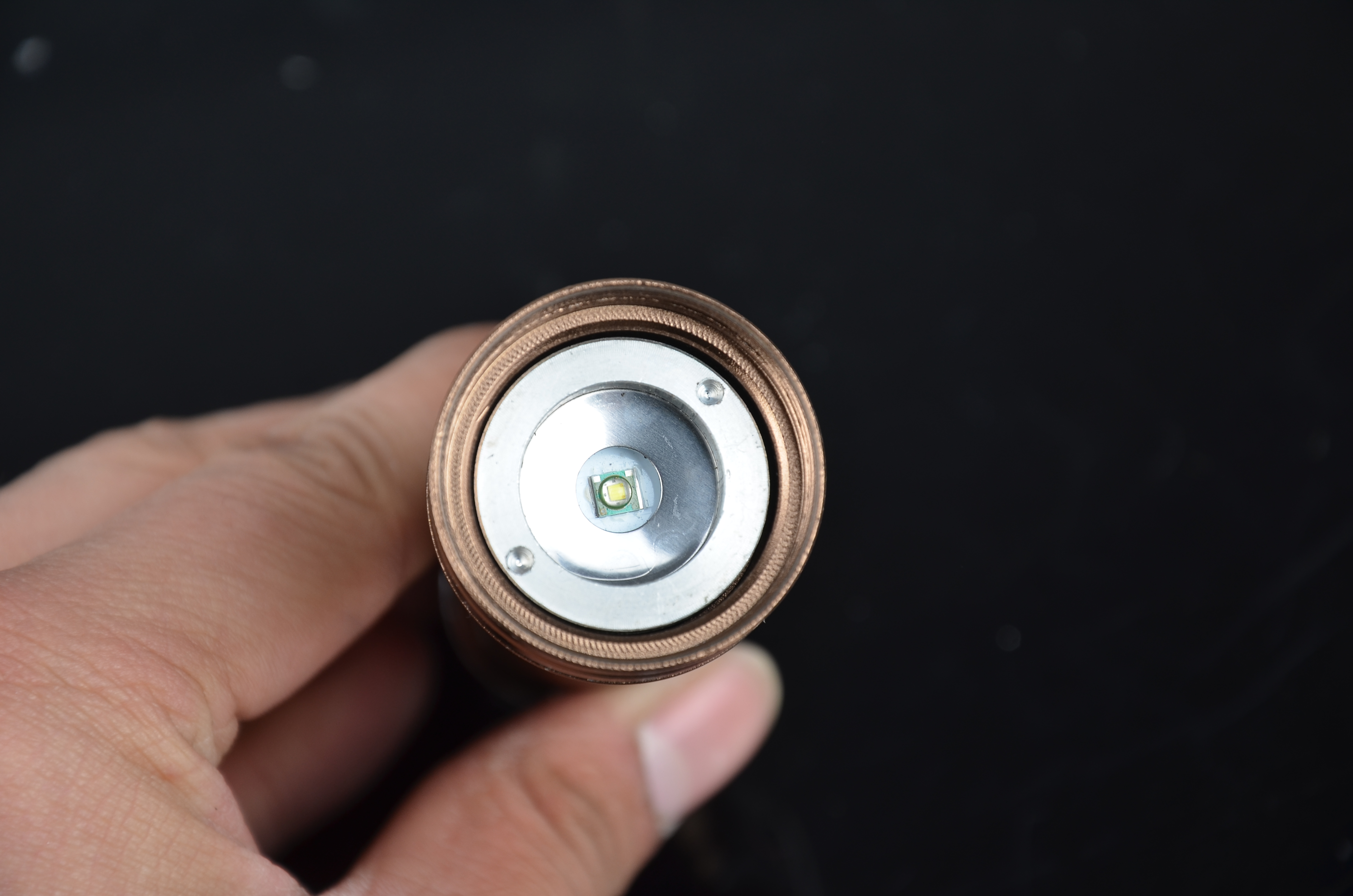 变焦聚光照明LED强光远射充电手电户外防滑应急强光手电筒细节图