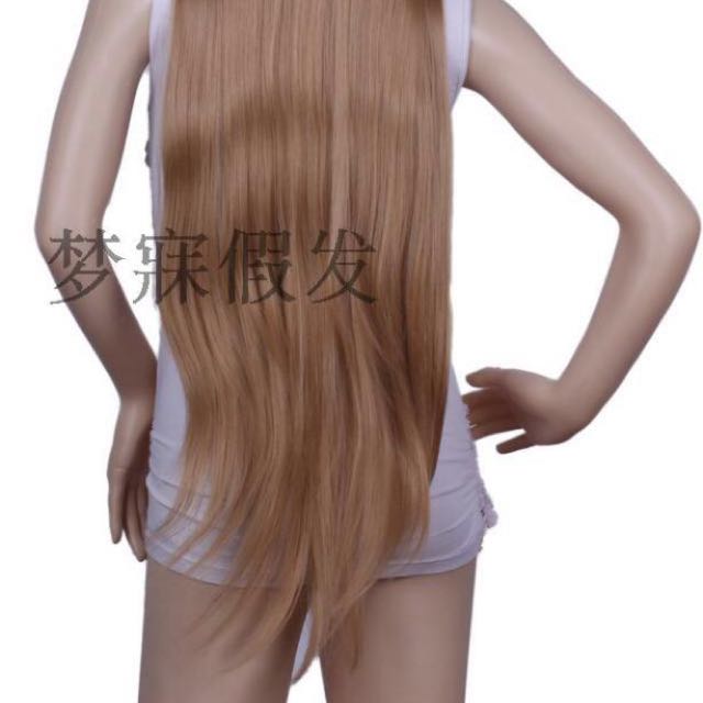 A brown, one-meter long cosplay wig with a middle parting provides a packet thumbnail