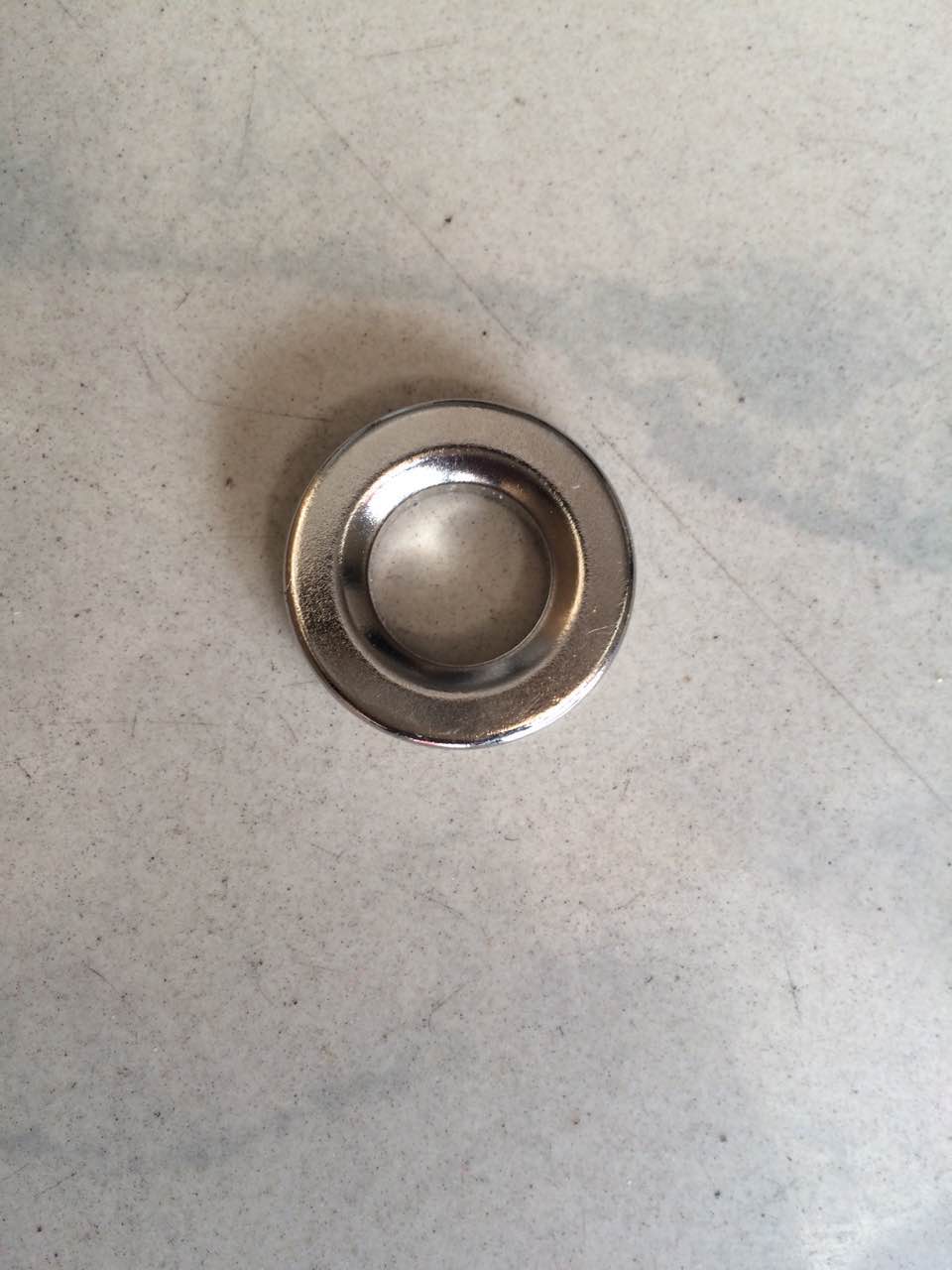 厂家直销车载手机支架专用强磁 圆形打孔磁铁 360度车载支架产品图