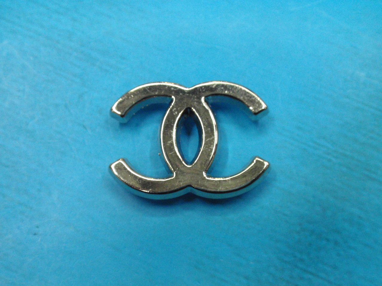 Manufacturers Direct Logo Sign Drawing Trademark Zinc Alloy Clothing Bags Accessories Buttons Clothing Accessories Application Scenario