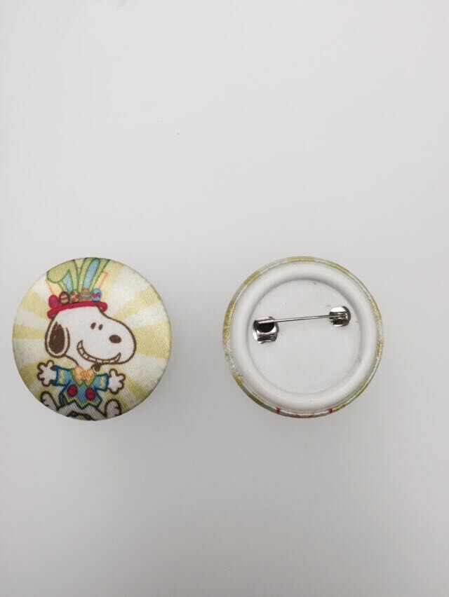 胸章logo定制 包布扣胸章 金属胸章 服装辅料产品图