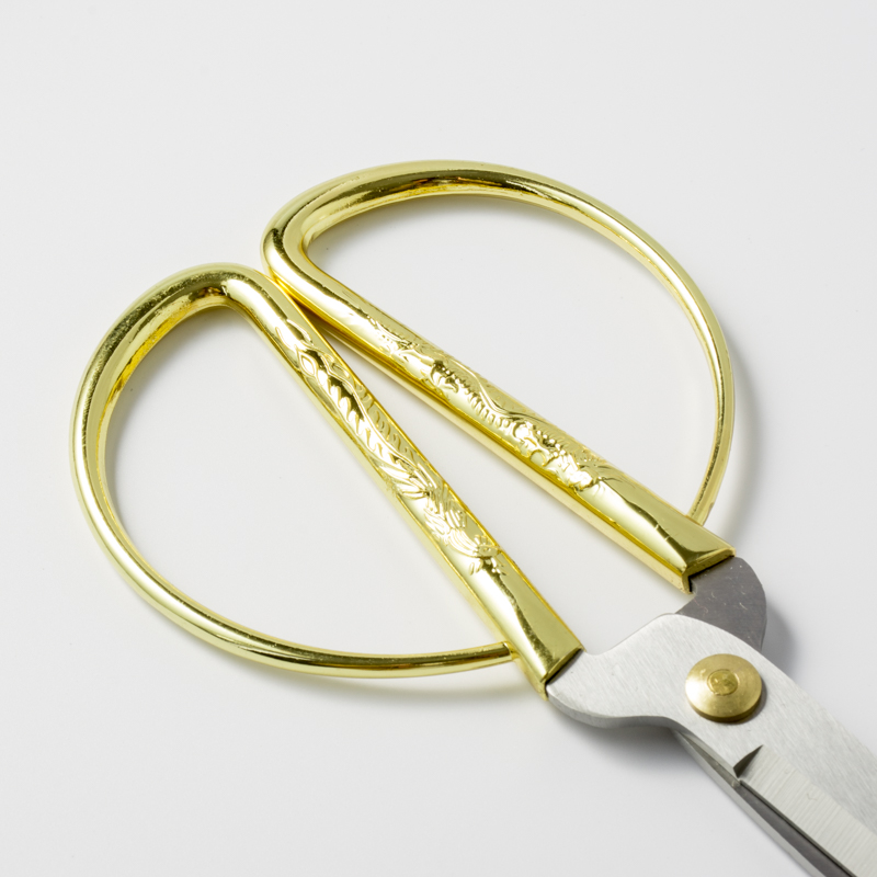 YL1601-1# Dragon and Phoenix Scissors Large Household Wedding Sewing Scissors Application Scenario