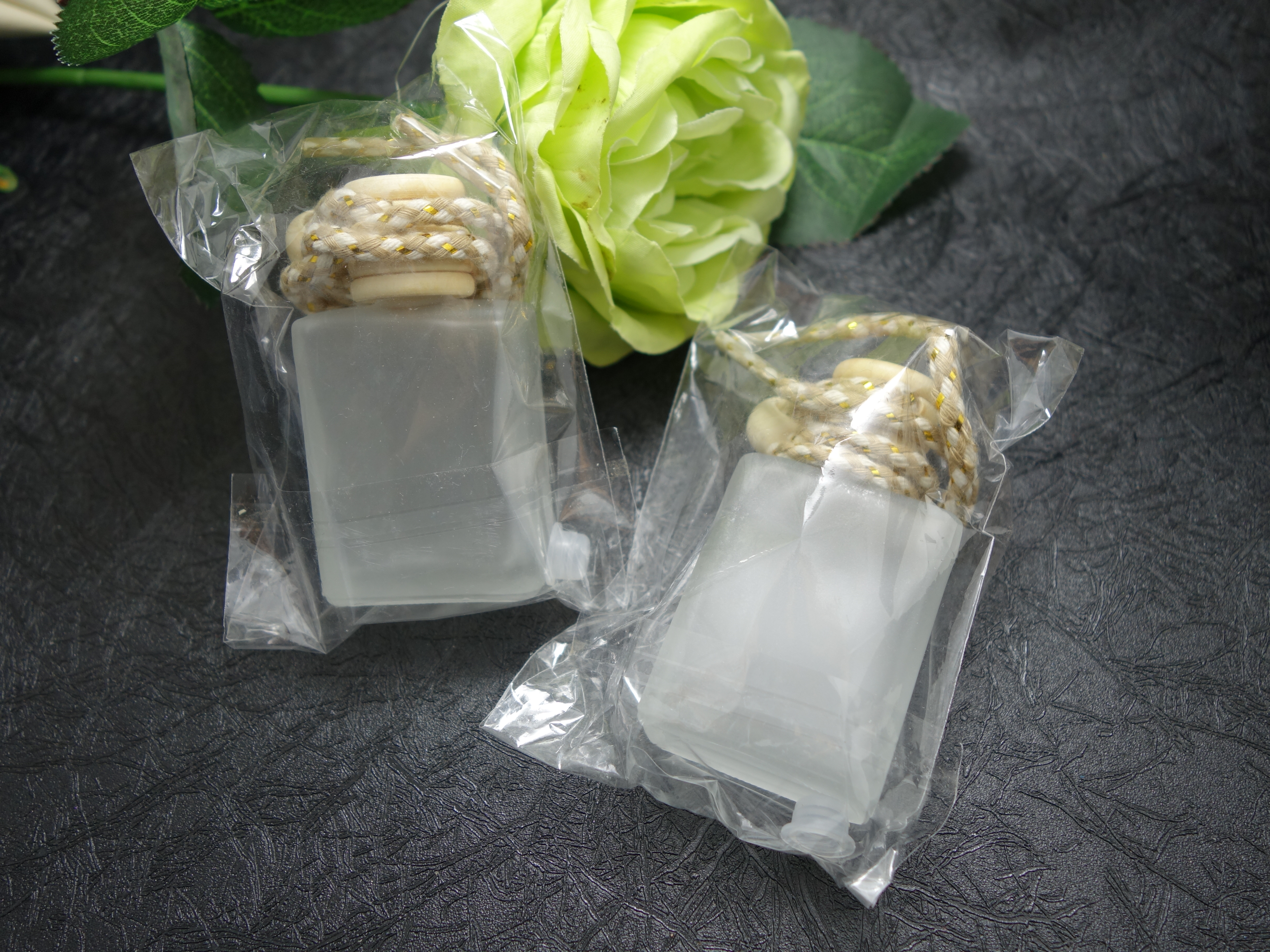 FM52-15ML扁四方蒙砂汽车挂件香水玻璃瓶精品车挂