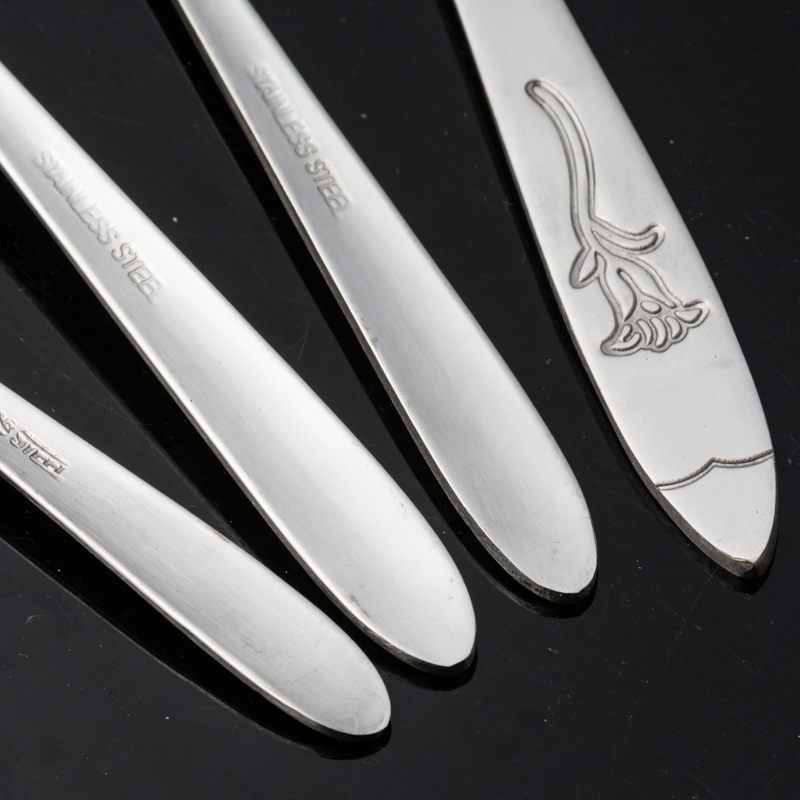 A high-end stainless steel, rose-engraved and thickened three-piece set of steak, Western-style knife, fork and spoon, and a four-piece set as a gift Application Scenario