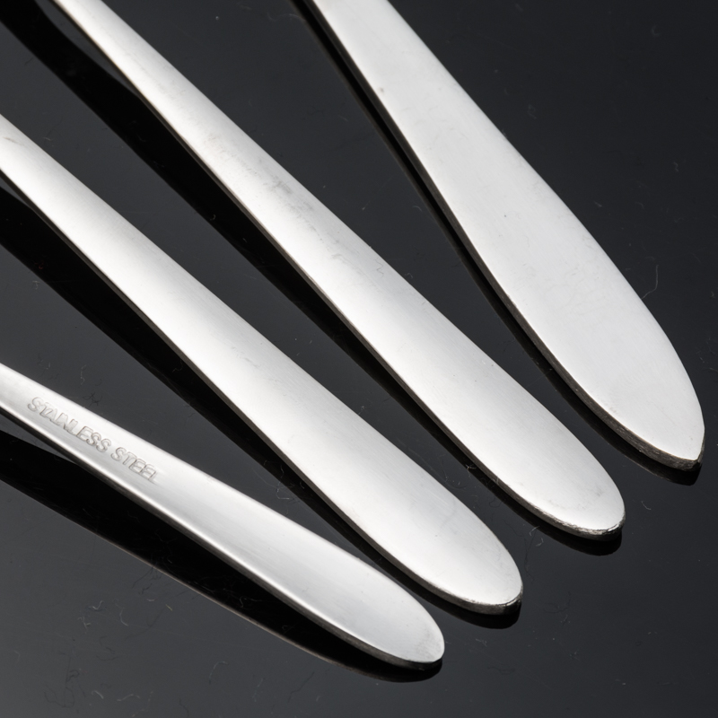 A high-end stainless steel thickened knife, fork and spoon set for smooth steak Western cuisine as a gift Application Scenario