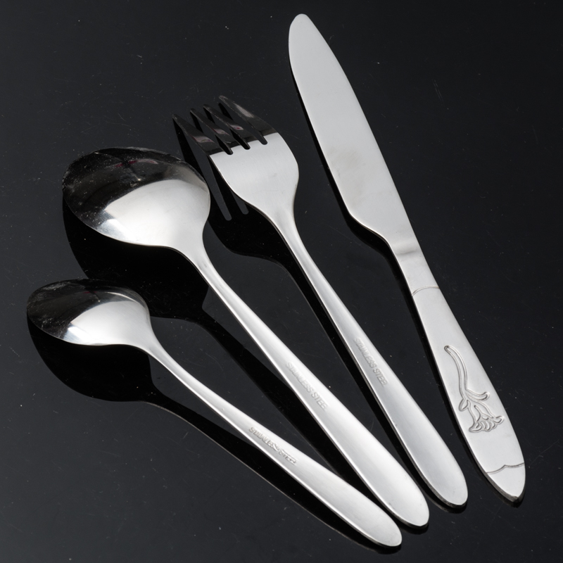 A high-end stainless steel thickened engraved knife, fork and spoon set of three-piece steak Western-style knife, fork and spoon as a gift Application Scenario