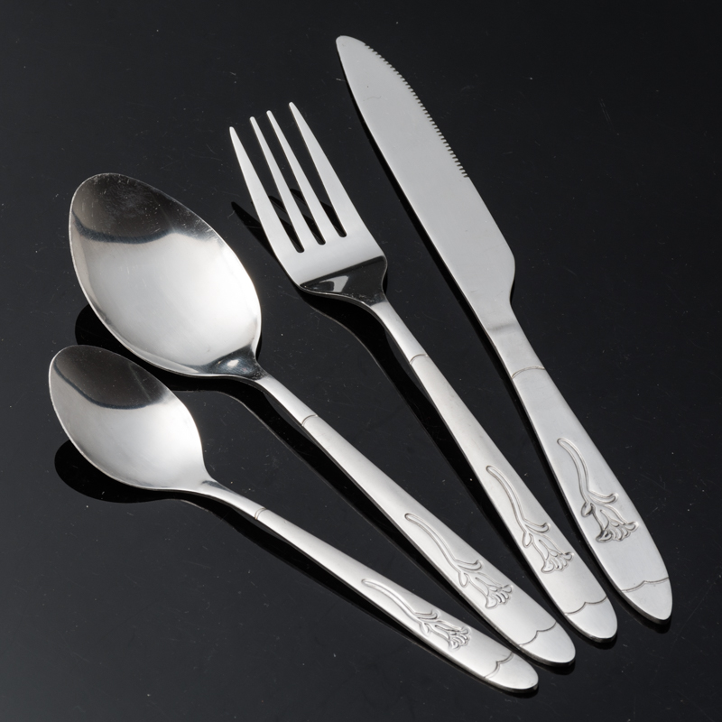A high-end stainless steel, rose-engraved and thickened three-piece set of steak, Western-style knife, fork and spoon, and a four-piece set as a gift