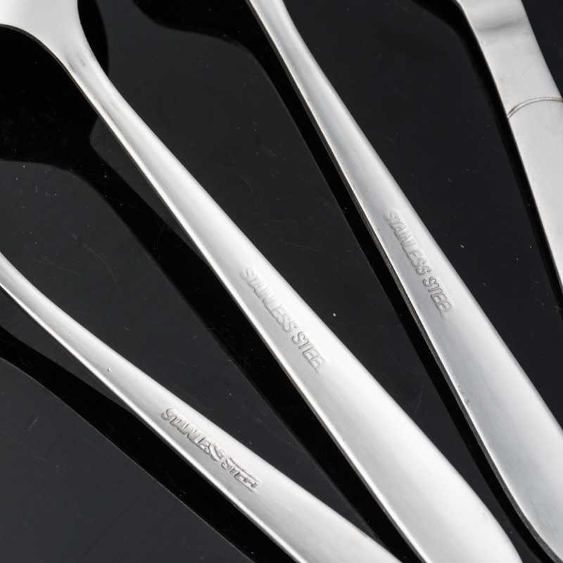 A high-end stainless steel, rose-engraved and thickened three-piece set of steak, Western-style knife, fork and spoon, and a four-piece set as a gift Specification image