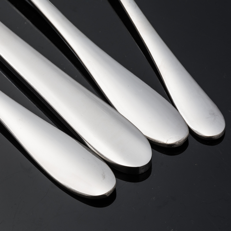 A set of three pieces of smooth steak Western-style knife, fork and spoon, and a gift set of four pieces of thickened stainless steel knife, fork and spoon Application Scenario