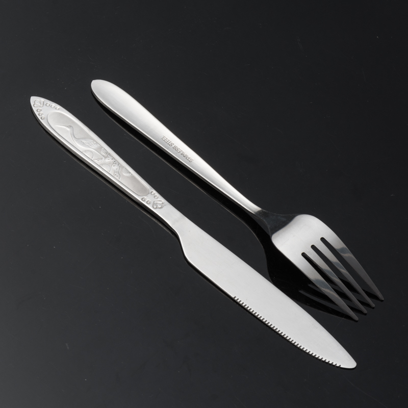 Factory direct sales of high-end stainless steel thickened knife, fork and spoon sets for engraved steaks and Western cuisine Application Scenario