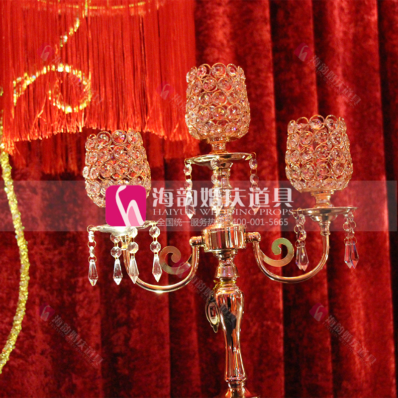 A new creative decorative item from Haiyun wedding props and Supplies, a gold-plated 3-head crystal candlestick Application Scenario