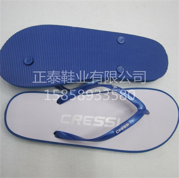 Wholesale edge-trimmed men's flip-flops on the beach from the manufacturer Application Scenario