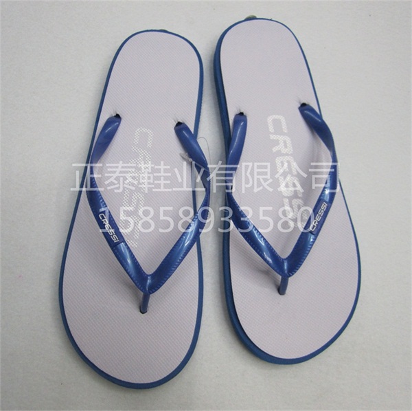 Wholesale edge-trimmed men's flip-flops on the beach from the manufacturer details Picture
