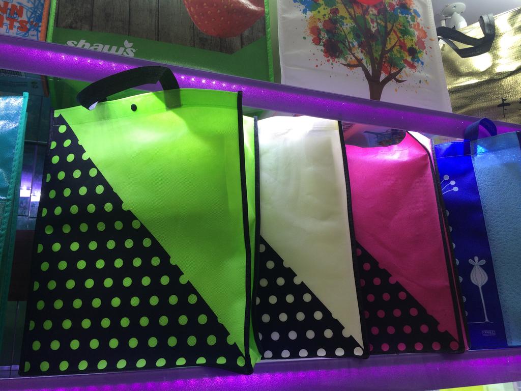 Non-woven fabric printed handbags in stock Specification image