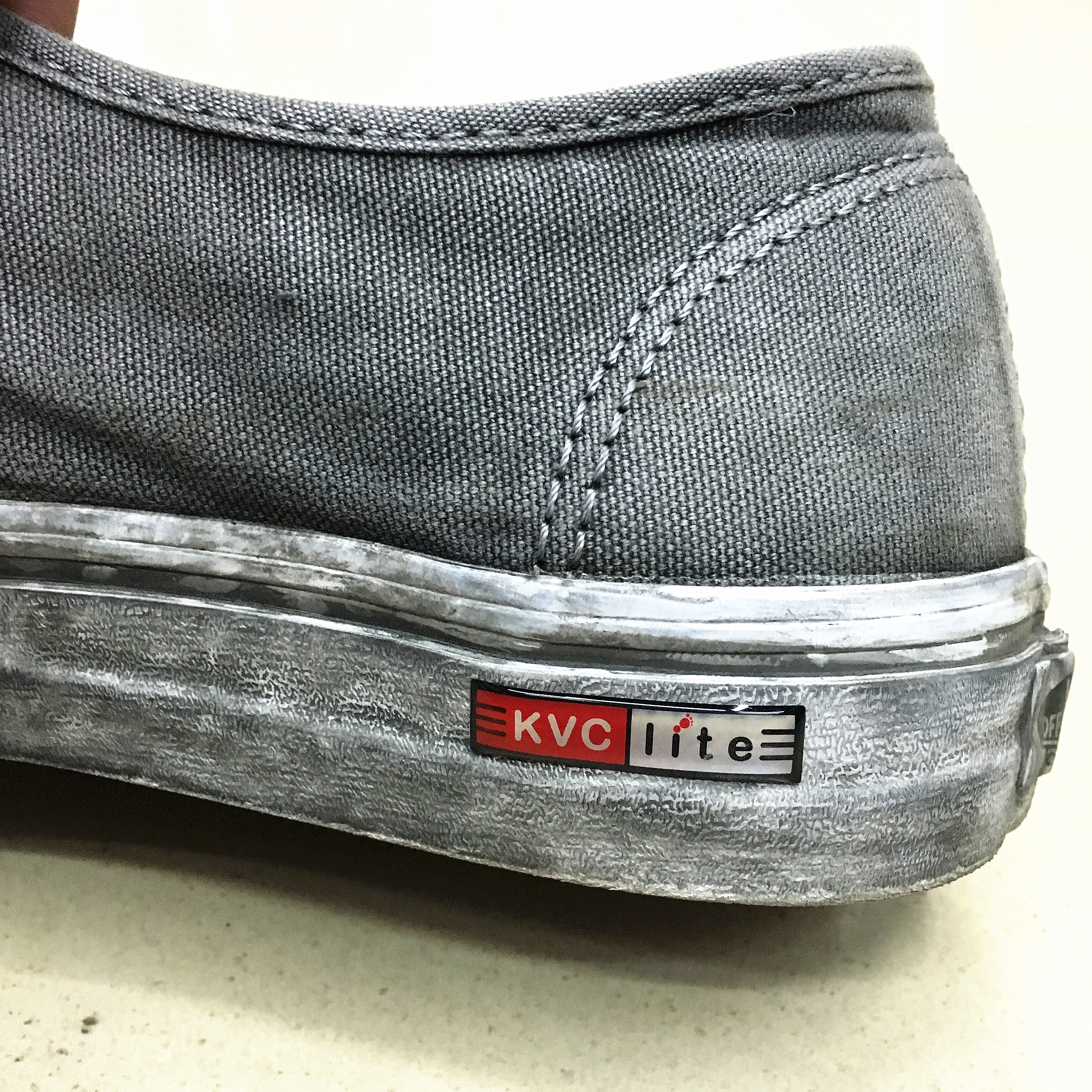 Factory direct sales of oil drop labels, plastic drop labels, leather labels, trademarks and pvc labels for clothing accessories. Customized according to samples details Picture
