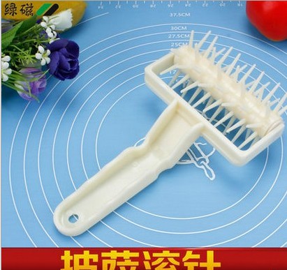 Baking tools roll the needle not to stick hard pizza roll the cookie wheel needle plastic pull the needle punch Mid-Autumn Festival