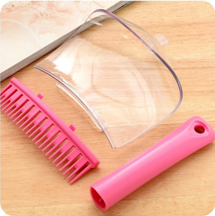 The bangs trimming comb is a popular hair trimmer in South Korea. It has a removable and easy-to-clean function for storing broken hair Specification image