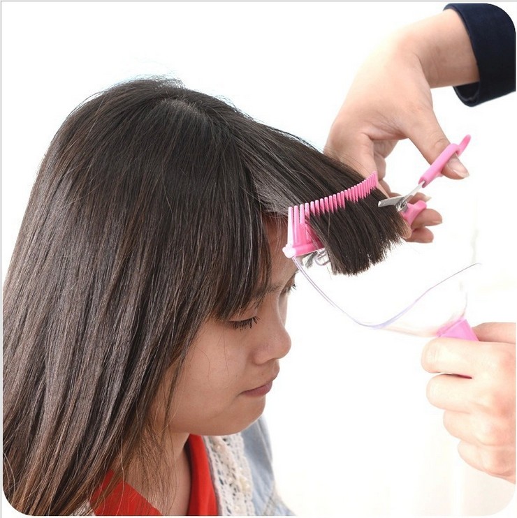 The bangs trimming comb is a popular hair trimmer in South Korea. It has a removable and easy-to-clean function for storing broken hair details Picture