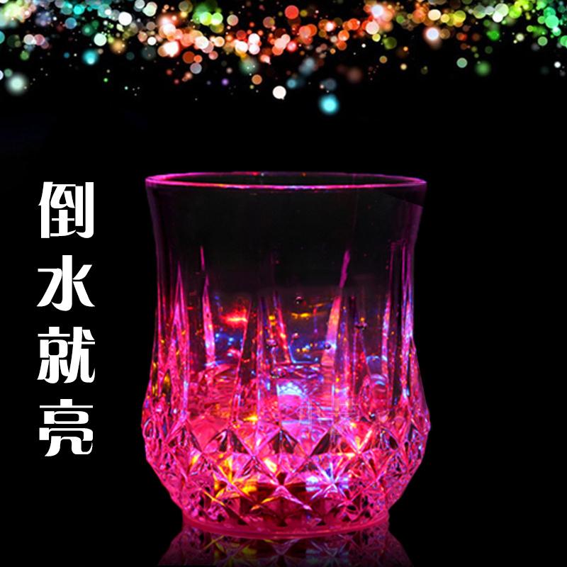 When water is poured, the sensor cup lights up, the seven-color color-changing and luminous pineapple cup, the colored light cup, the luminous wine cup, and the KTV ice cup details Picture