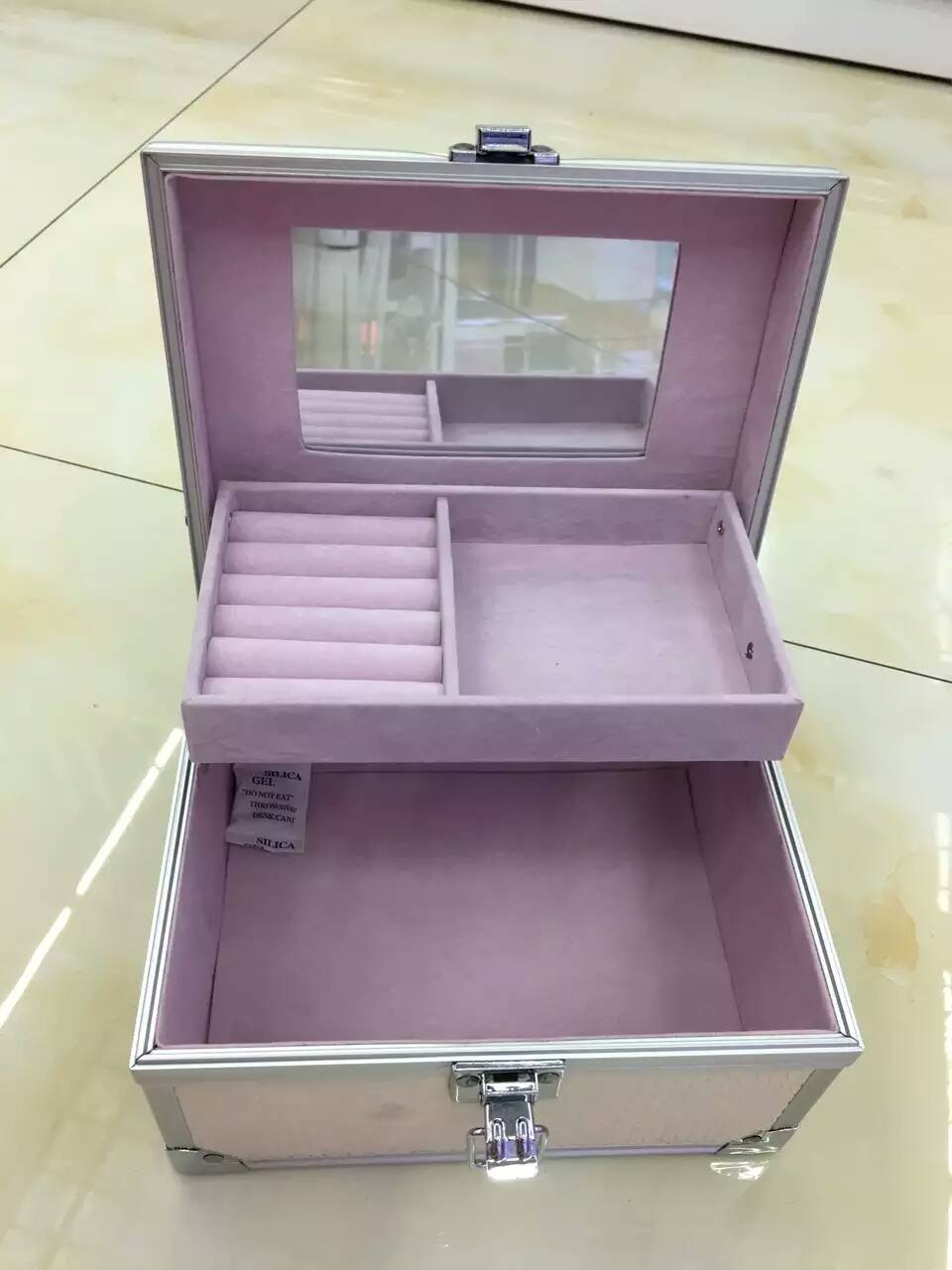 A new makeup bag made by Multi-color agent 2016 is a cute Gift from South Korea