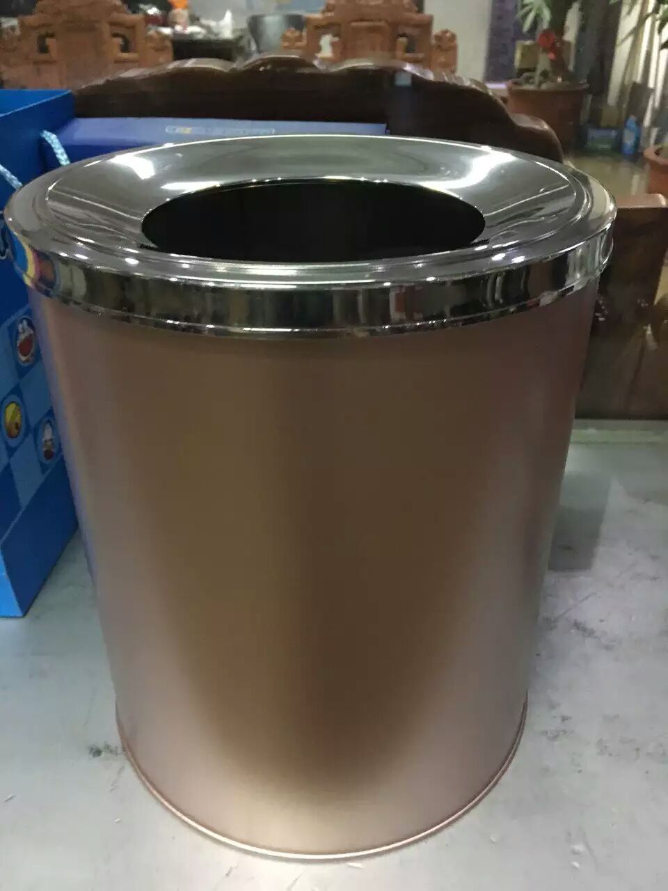 垃圾桶实物图