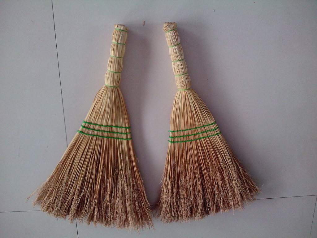 A large supply of wheat straw brooms and straw broom disposal Application Scenario