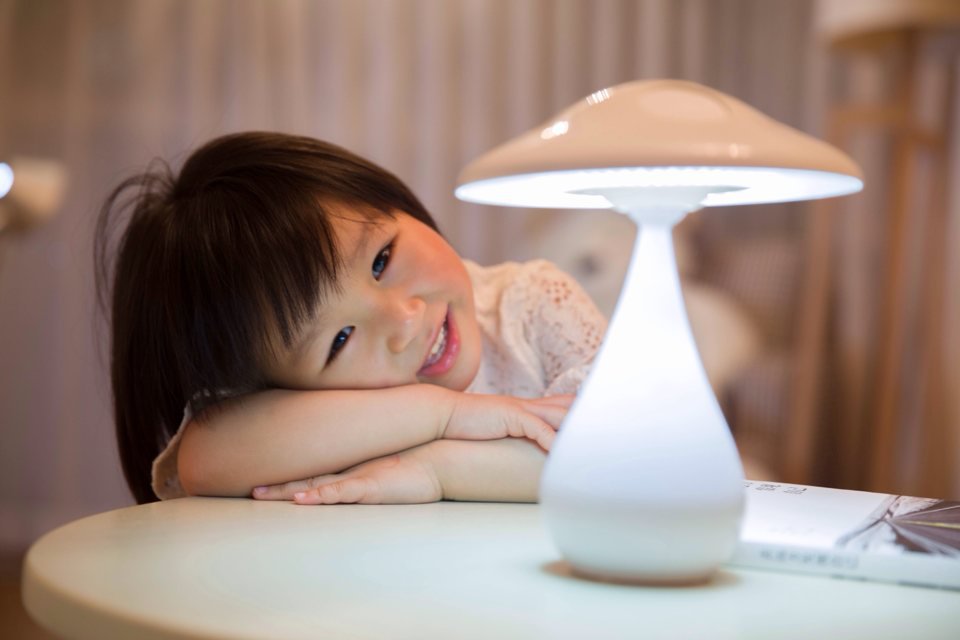 Touch-sensing lamp, creative LED eye-protecting desk lamp, mushroom air-purifying desk lamp, negative ion desk lamp