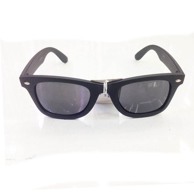 In stock for men's and women's sunglasses, fashion sunglasses 055-10 Application Scenario