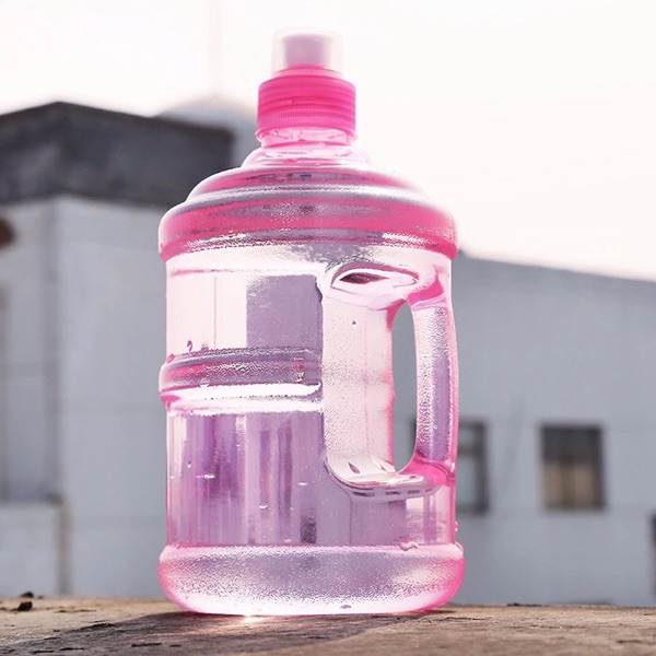 Large-capacity sports water bottle, plastic cup with handle, portable handle water bucket, disposable cup, a must-have in summer