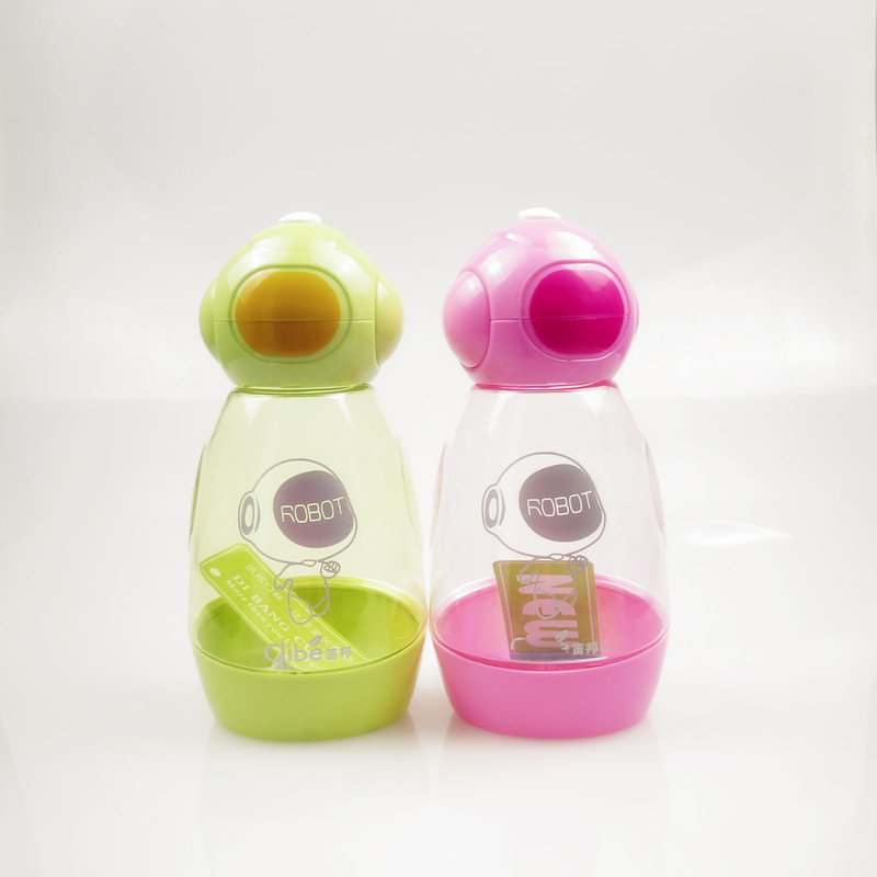 New creative portable plastic water cups for students and children, sports and travel water bottles, couple leak-proof space cups Application Scenario
