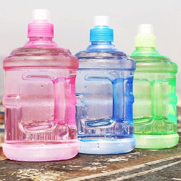 Large-capacity sports water bottle, plastic cup with handle, portable handle water bucket, disposable cup, a must-have in summer Specification image