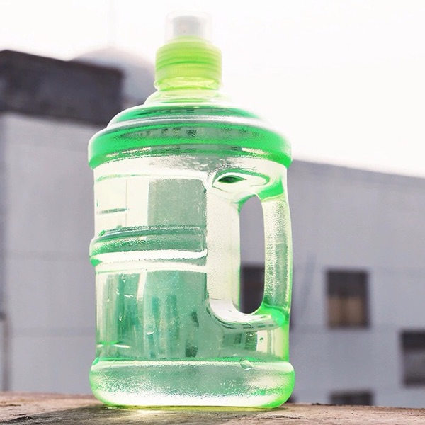 Large-capacity sports water bottle, plastic cup with handle, portable handle water bucket, disposable cup, a must-have in summer Application Scenario