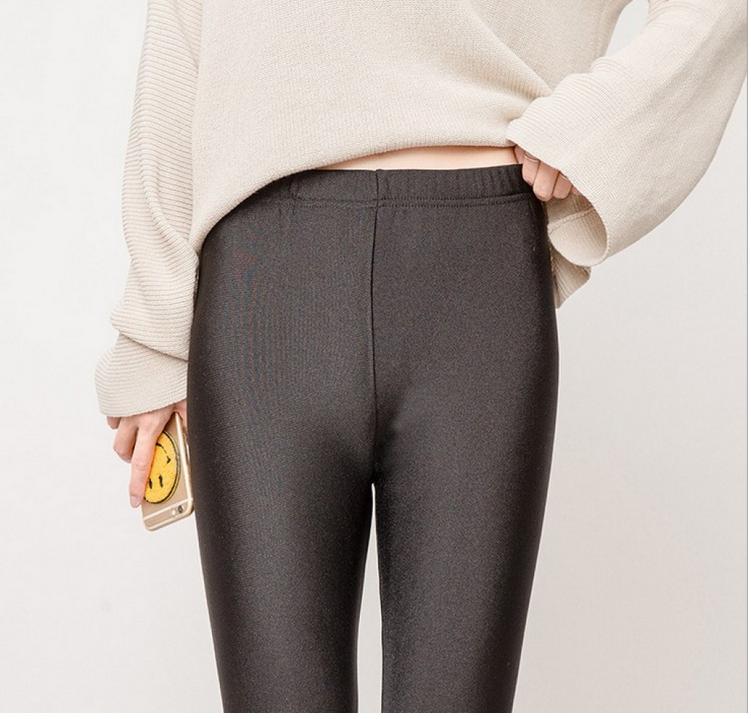 Fleece leggings are worn over women's fatten and oversized warm pants, nylon fleece glossy pants, and skinny pants Application Scenario