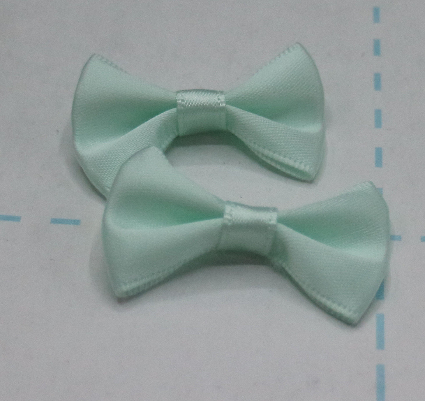 Customized handcrafted gift box for children's clothing with a 2.5-centimeter-wide polyester ribbon and a bow waist