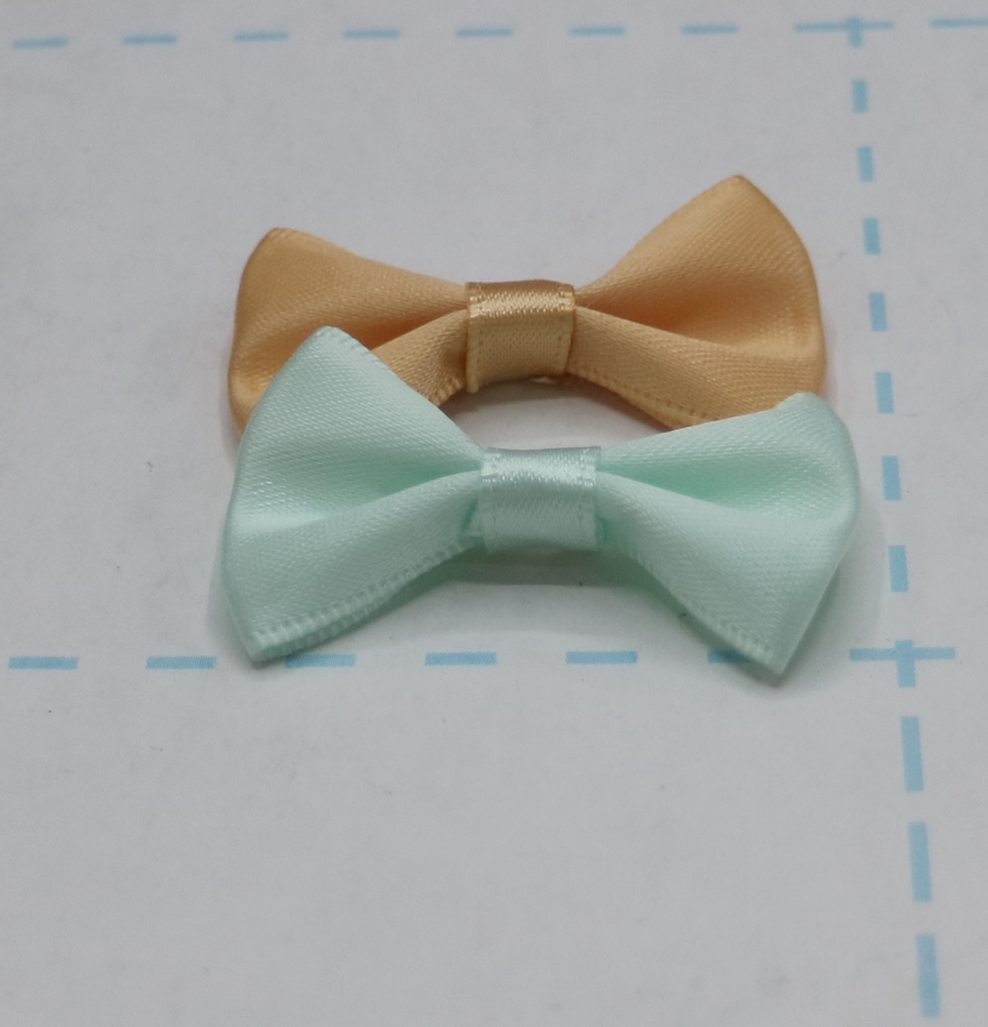 Customized handcrafted gift box for children's clothing with a 2.5-centimeter-wide polyester ribbon and a bow waist Specification image