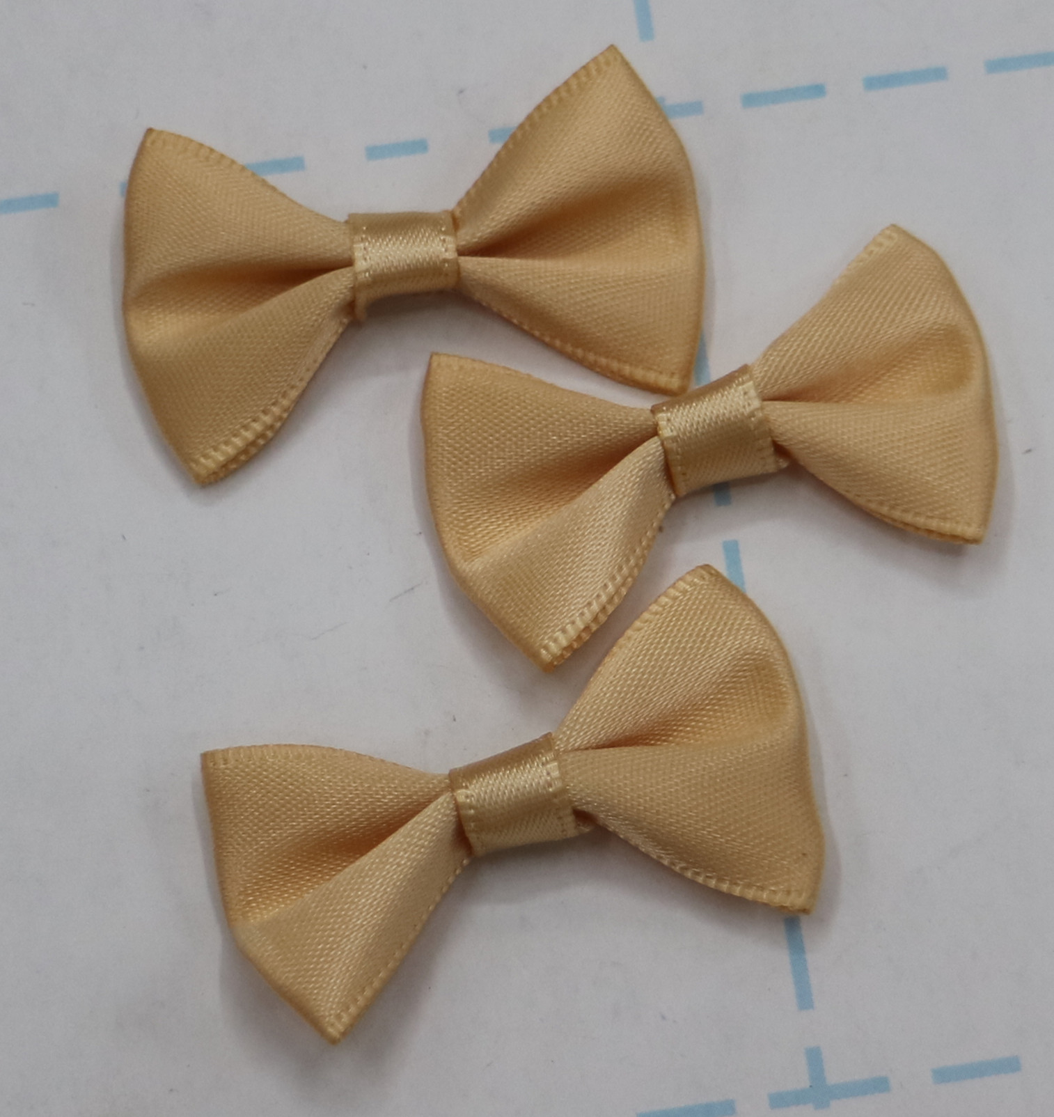 Customized handcrafted gift box for children's clothing with a 2.5-centimeter-wide polyester ribbon and a bow waist details Picture