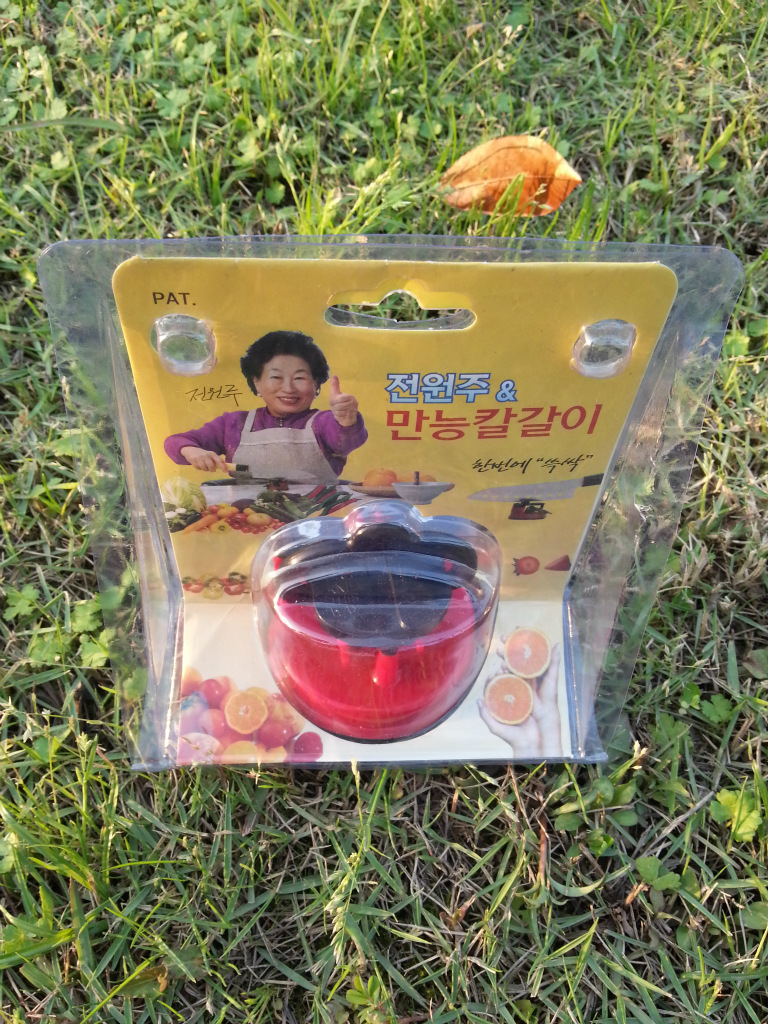Export Korea Japanese Kitchen Necessary Knife Sharpener Paper Card With Korean English Iron Blade Application Scenario
