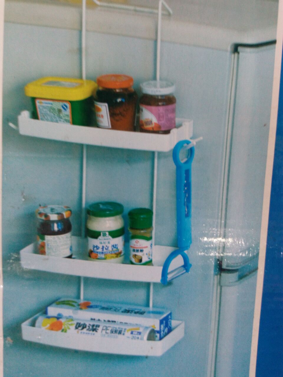 The multi-functional hanging rack TVSssemblb drawin is hung behind the door