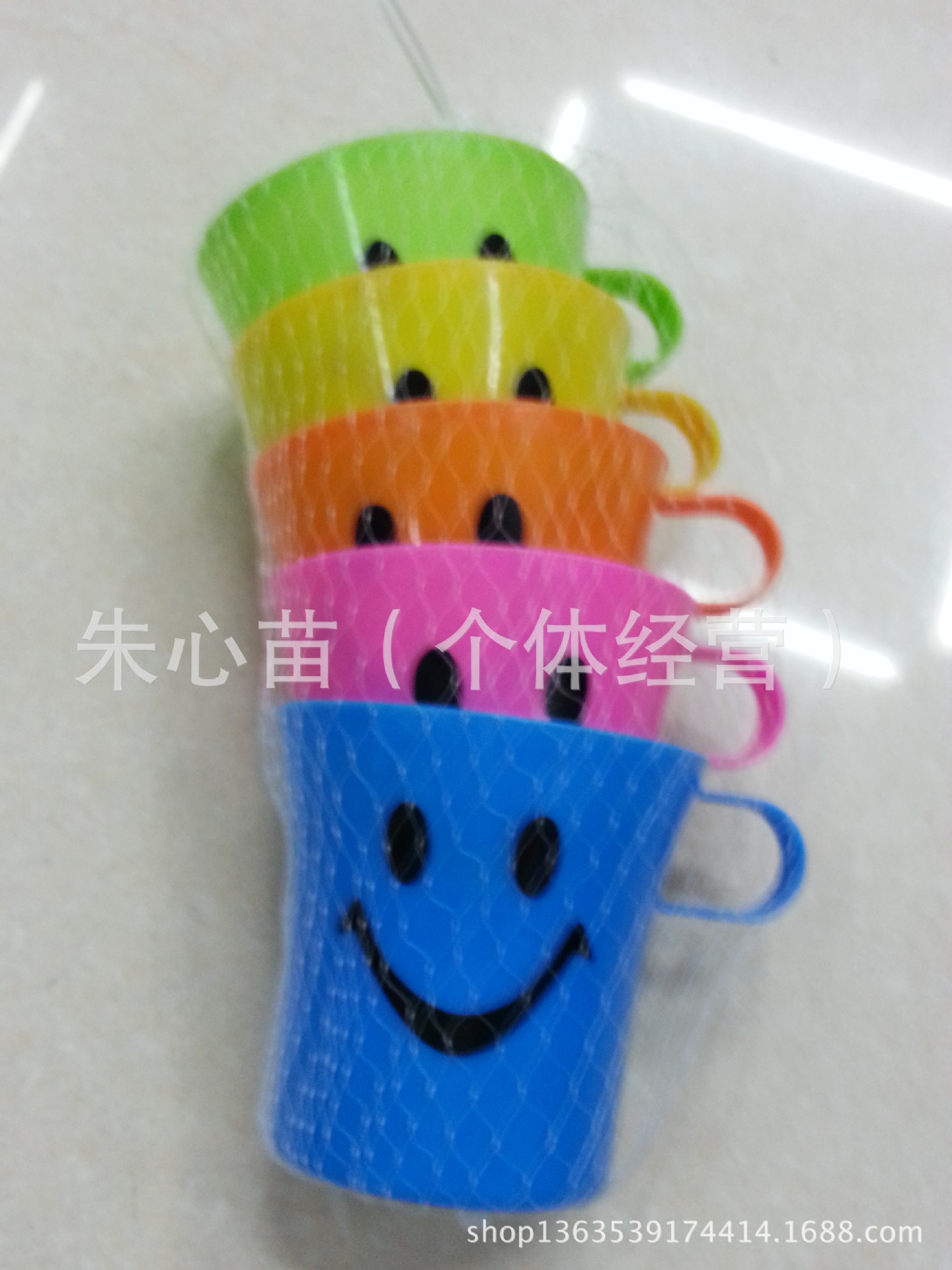 塑料杯实物图