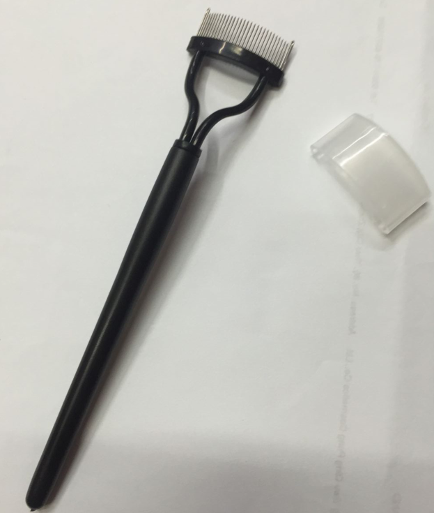 A caky fork comb has been used for eyelash combing and mascara