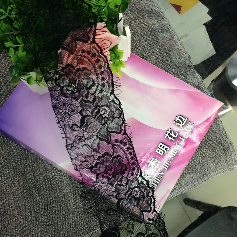 A bestseller of lace clothing and scarves without eyelashes details Picture
