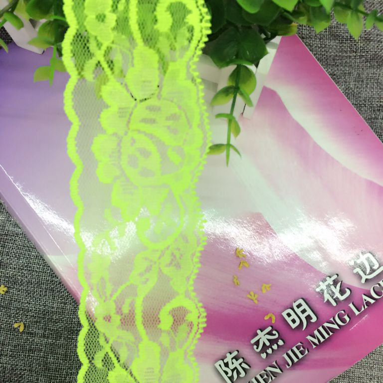 There are multi-color lace and fringed clothing accessories with a variety of uses details Picture