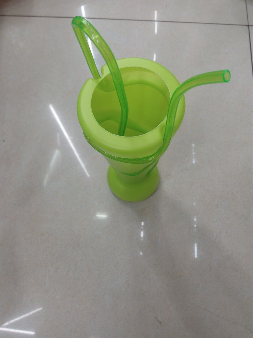 A straw drink a creative Drink A new creative drink