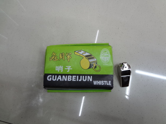 特价销售各种大小款式口哨