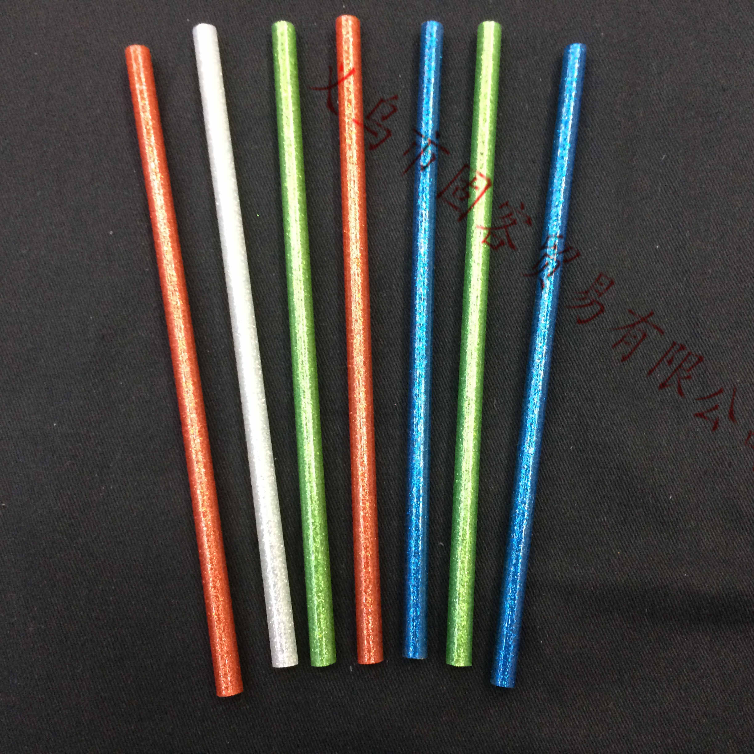 The rubber stick, Guke 1903c, features a shiny gold powder color and is resistant to high temperatures without sticking