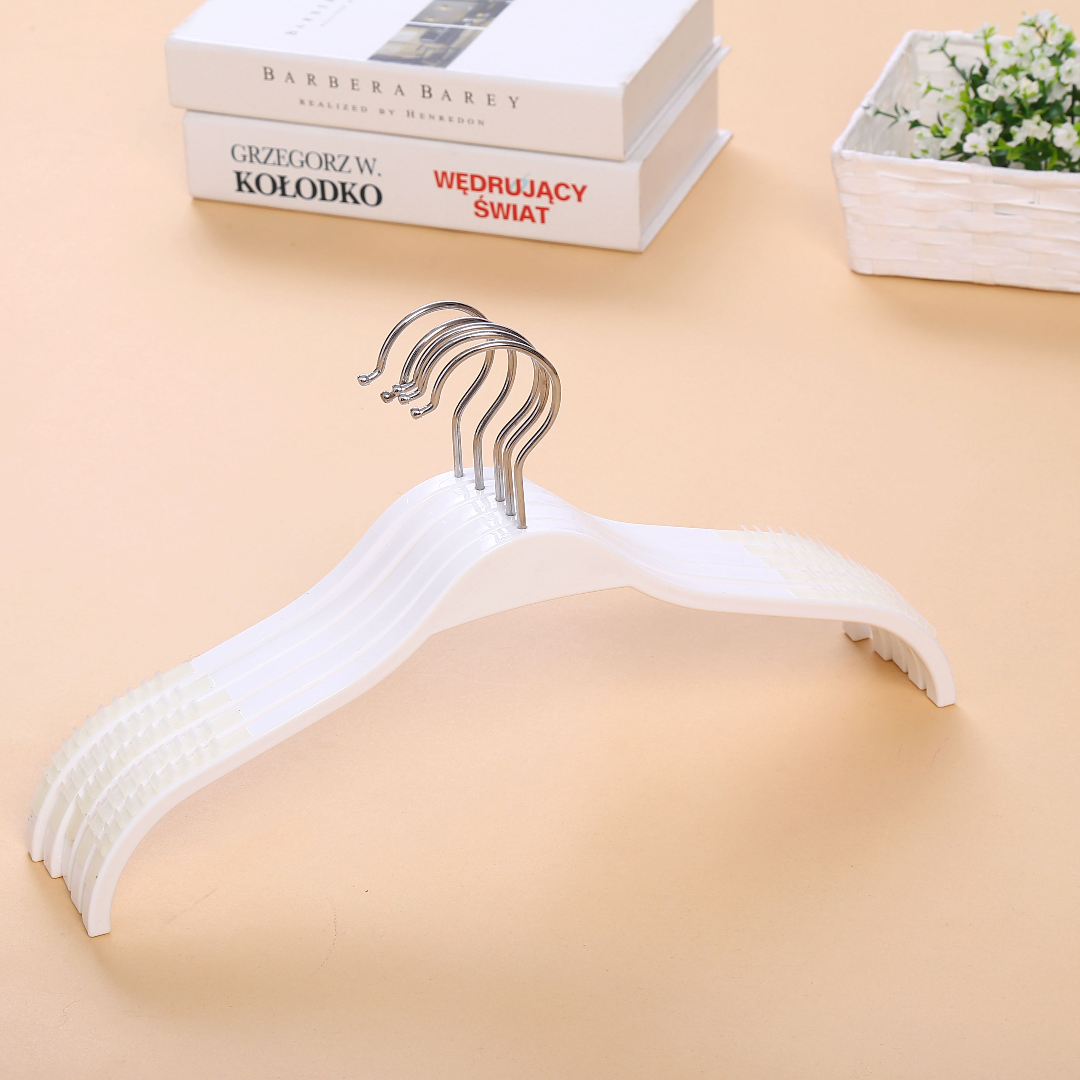 Clothes maker New Longhua lady white plastic hanger splint non - slip hanger wholesale thumbnail