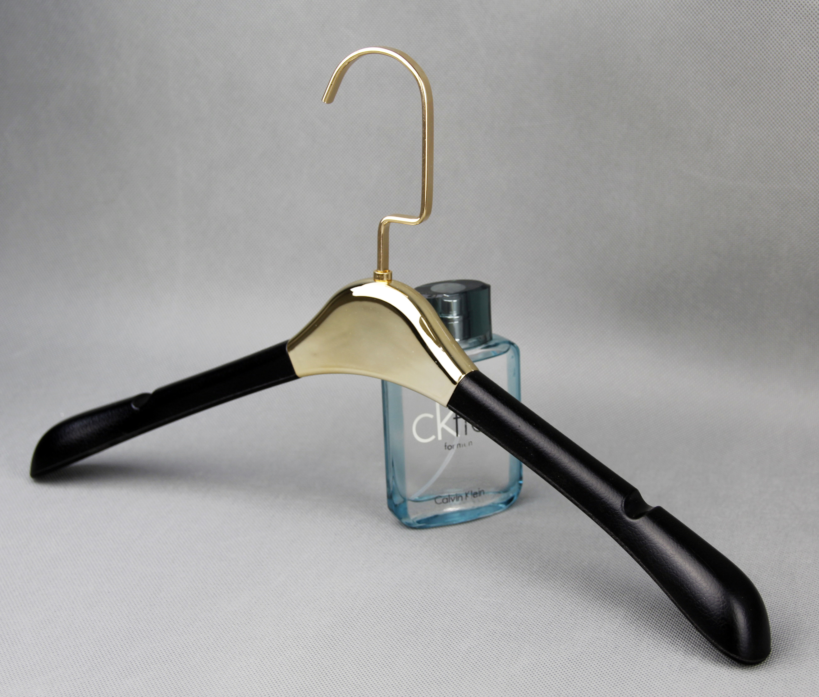 Clothes maker Jazz rice top grade PU leather hangers non-slip plastic hangers wholesale thumbnail