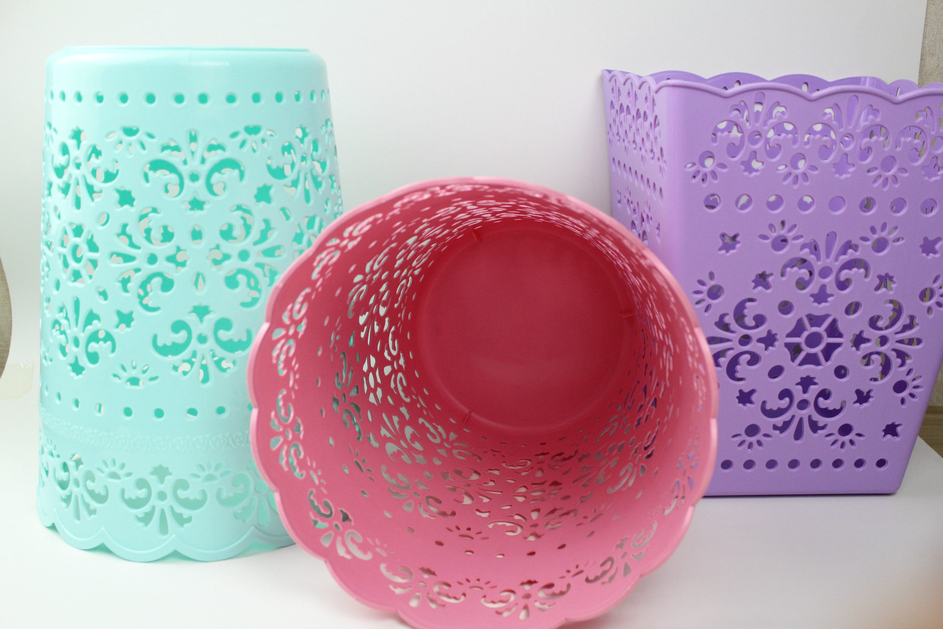 塑料蕾丝花镂空垃圾桶 镂空纸篓 圆形垃圾收购桶产品图